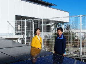 政策委員の岡本京子さんと 太陽光パネルを見学