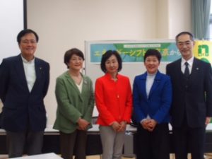 司会をした岡本京子、元参議議員の大河雅子とともに記念写真